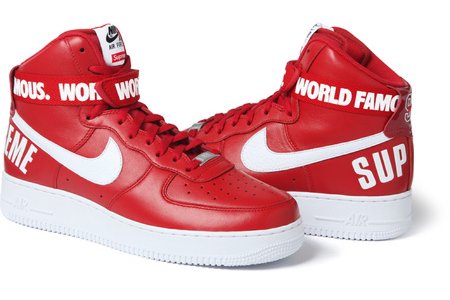 パーカー・Tシャツなどのウェアからバックパックまで充実した品揃え