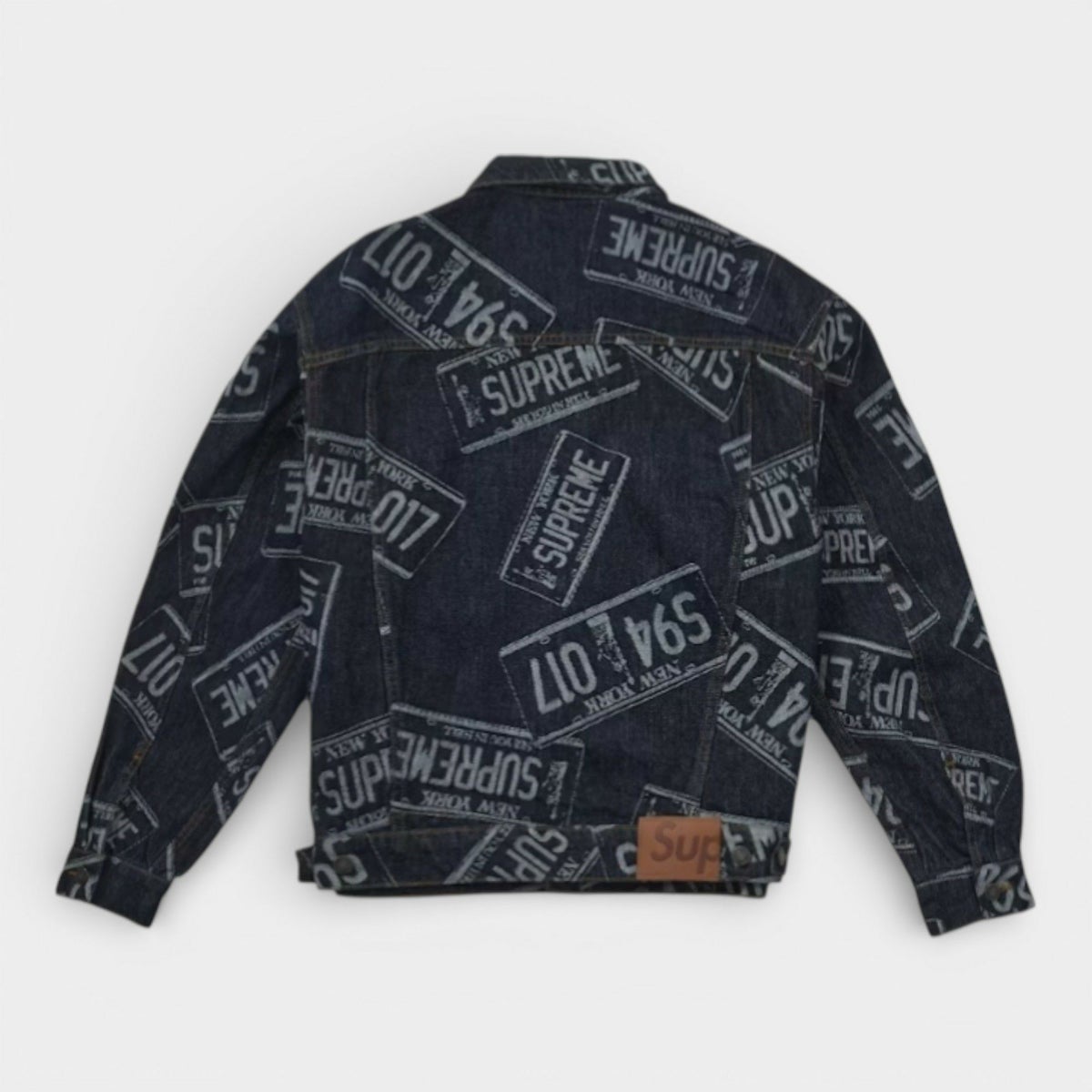 Supreme シュプリーム 2026SS Denim Trucker Jacket デニムトラッカージャケット　ライセンスプレート1